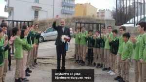 bayburtta-37-yillik-ogretmene-duygusal-veda-U4Xj33aj.jpg