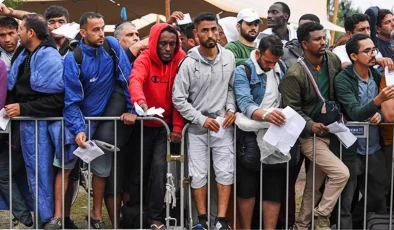 Hollanda’da mülteciler hakkındaki siyasette uyuşmazlığa düşen hükümet düştü