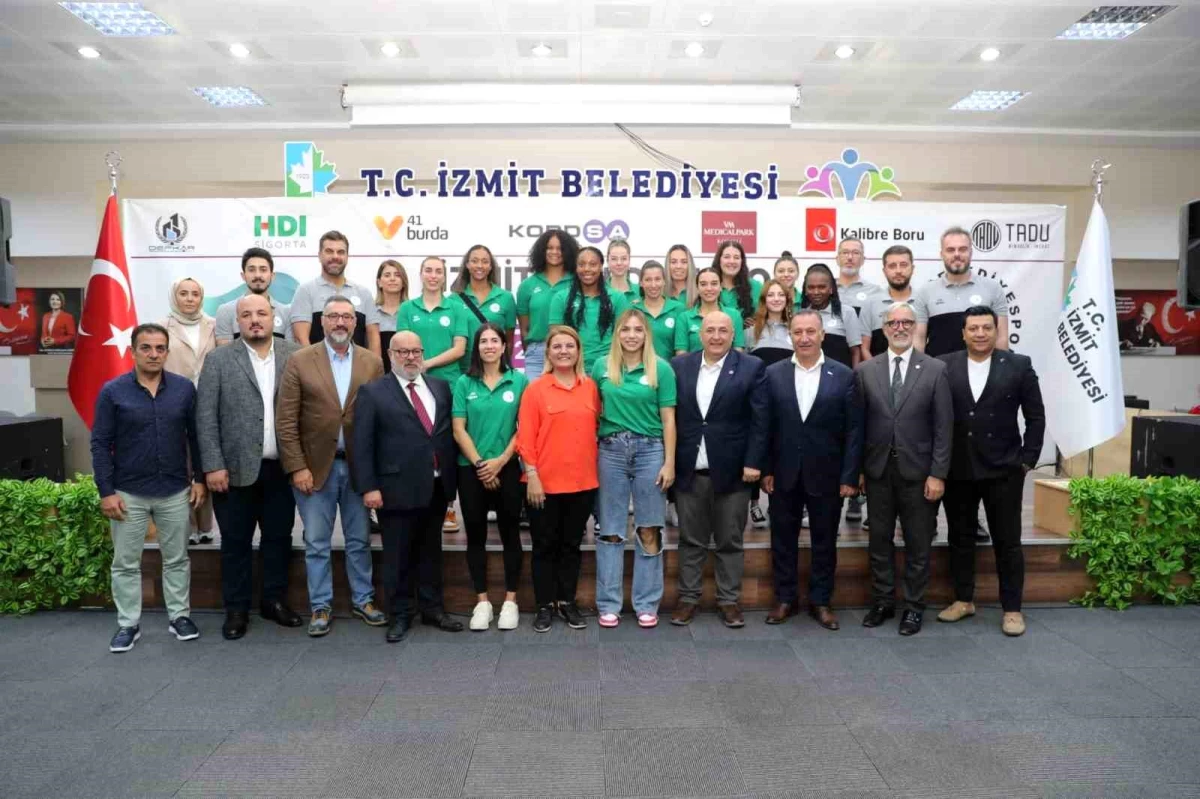 izmit-belediyespor-bayan-basketbol-grubunun-yeni-takimi-tanitildi-h4lsp2iq.jpg