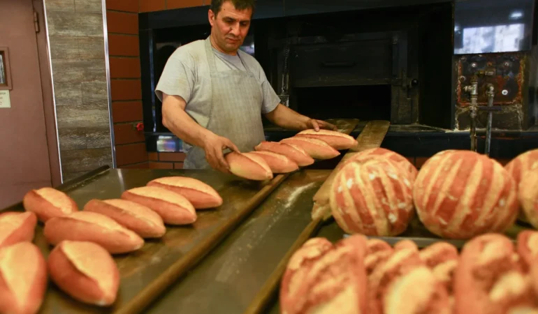 İSTANBUL VE ANKARA’DA EKMEK FİYATLARI YÜKSELİYOR! Yılbaşından Sonra 13,5 Liraya Satılacak