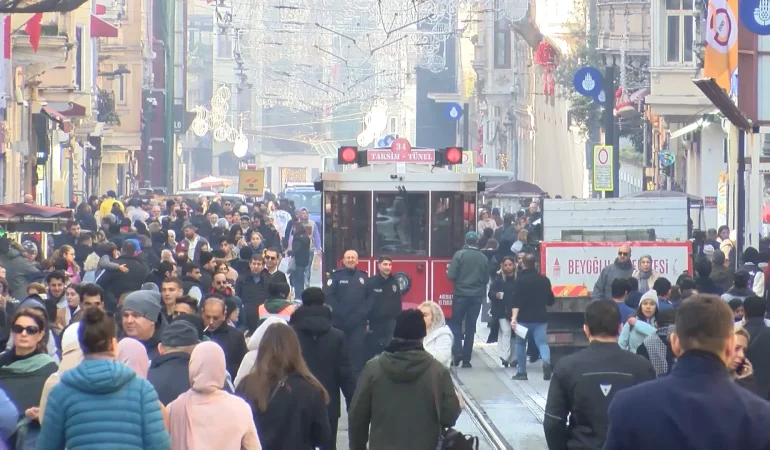 İstanbul’da Yeni Yıl Tedbirleri: Beyoğlu’na Çıkan Yollar Kapandı