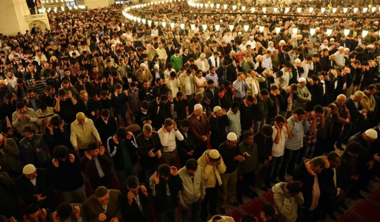 Cuma Hutbesi’nde Yılbaşı Kutlamalarına Vurgu: “Milli ve Manevi Değerlerimize Sahip Çıkalım”