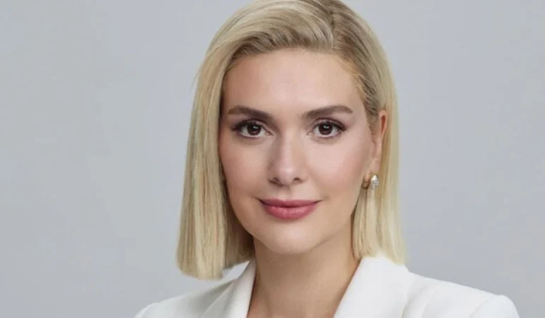 Bergüzar Korel’in Davet Tarzı: Şıklık ve Zarafetin Buluştuğu An