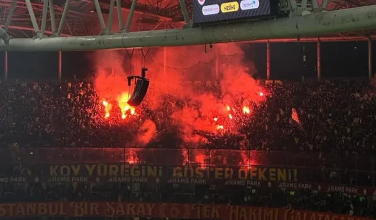 İSTANBUL DERBİSİNDE GERGİNLİK: FENERBAHÇE TARAFTARINDAN MEŞALE ATILDI