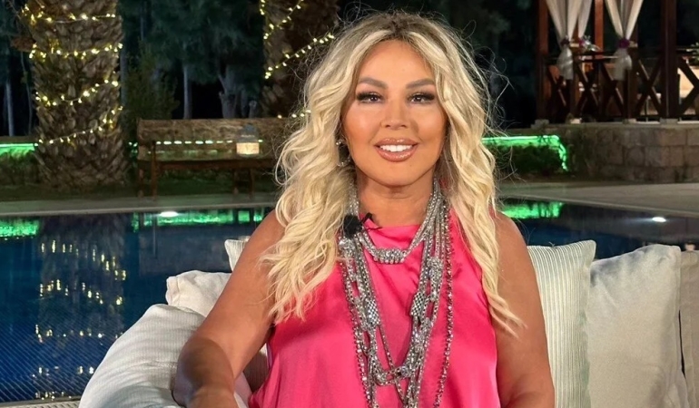 SAFİYE SOYMAN TORUNLARIYLA POZ VERDİ