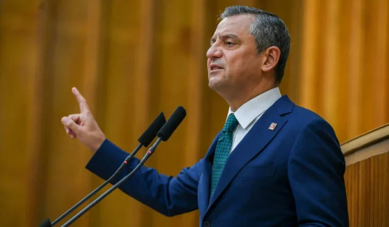 CHP’Lİ ÖZGÜR ÖZEL: “BU BİR DARBEDİR, MİLLETİMİZİ SANDIĞA DAVET EDİYORUM”