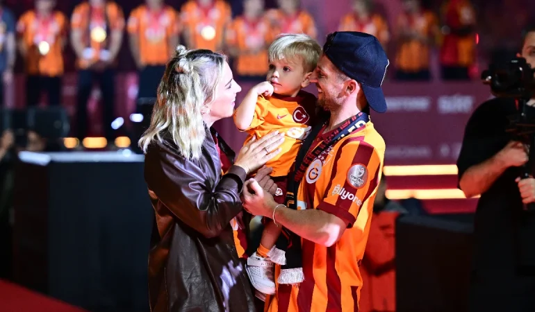 GALATASARAY’IN YILDIZININ EŞİ KAT KERKHOFS EKREM İMAMOĞLU PROTESTOSUNU PAYLAŞTI