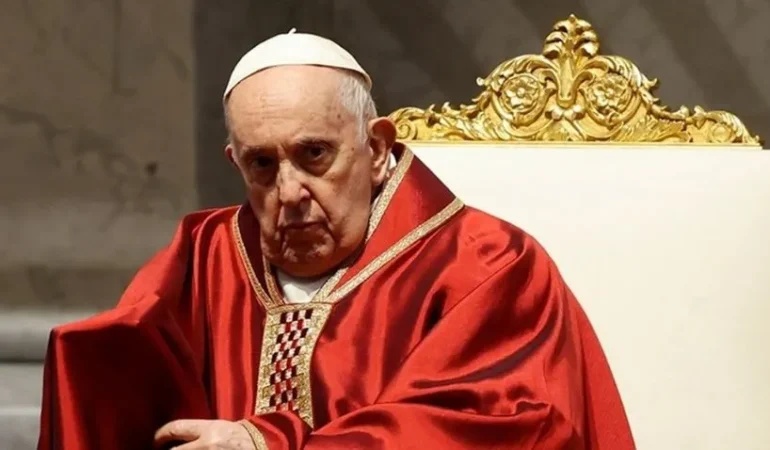 PAPA FRANCIS’İN SOLUNUM YETMEZLİĞİ KRİZİ: VATİKAN’DAN AÇIKLAMA GELDİ