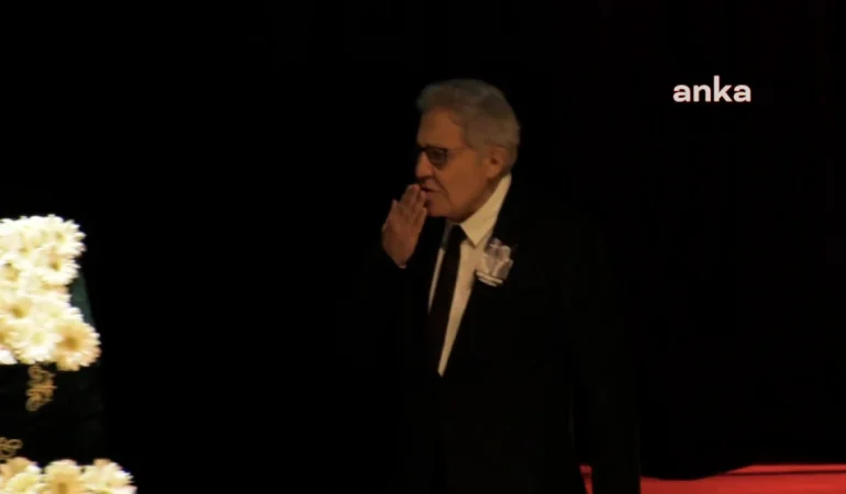 EDİP AKBAYRAM’A VEDA: ZÜLFÜ LİVANELİ ÖPÜCÜKLE UĞURLADI