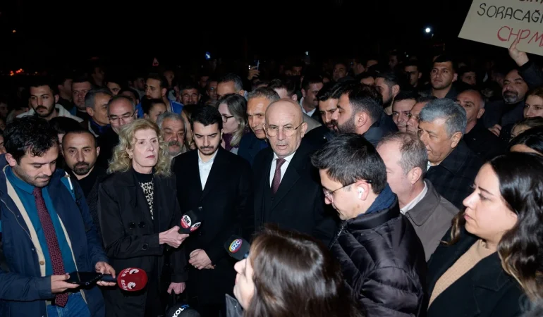 CHP, EKREM İMAMOĞLU’NUN DİPLOMASININ İPTALİNİ YÖK ÖNÜNDE PROTESTO ETTİ