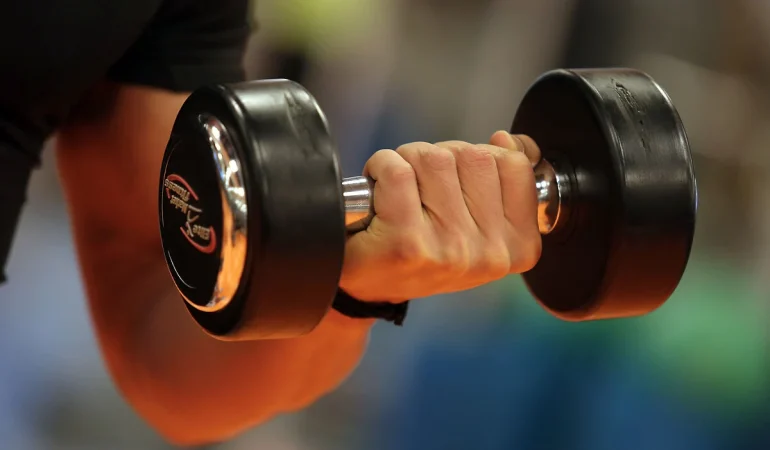 BREZİLYALI UZMANLAR ORTAYA KOYDU: AĞIRLIK ANTRENMANI BEYNİ GENÇ TUTUYOR