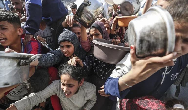 GAZZE’DE FİLİSTİNLİLERE İNSANİ YARDIM: SICAK YEMEK DAĞITIMI YAPILDI