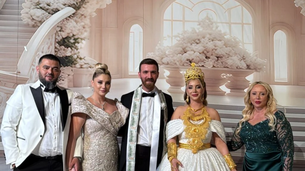 Ibrahim-Tatlises-fenomen-Aleyna-Dalverenin-asiret-dugunune-katildi-Milyon-dolarlik-dugunde-paralar-altinlarla-yaristi-1024x576