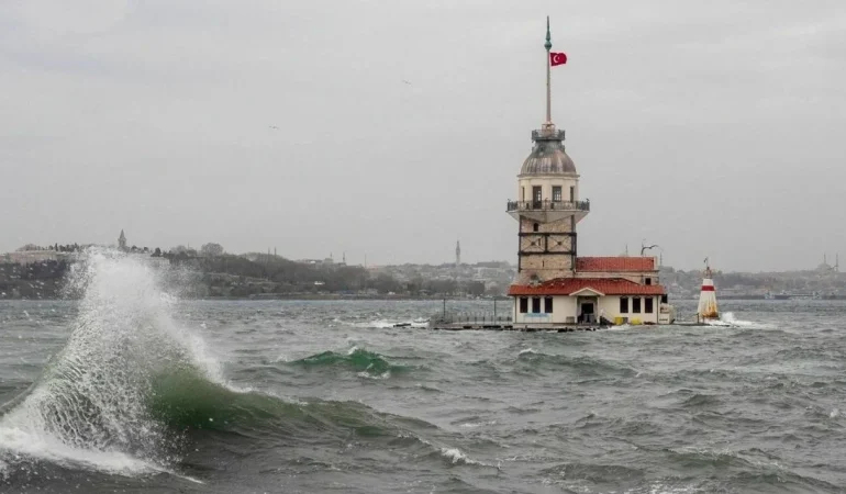 METEOROLOJİDEN İSTANBUL’A FIRTINA UYARISI: ÇATI UÇMASI VE AĞAÇ DEVRİLMESİ RİSKİ