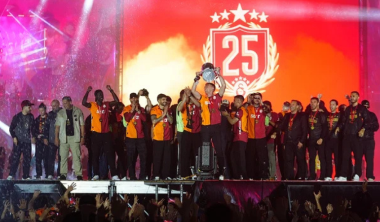GALATASARAY, 25. ŞAMPİYONLUĞUNU KUPA SEREMONİSİYLE TAÇLANDIRDI