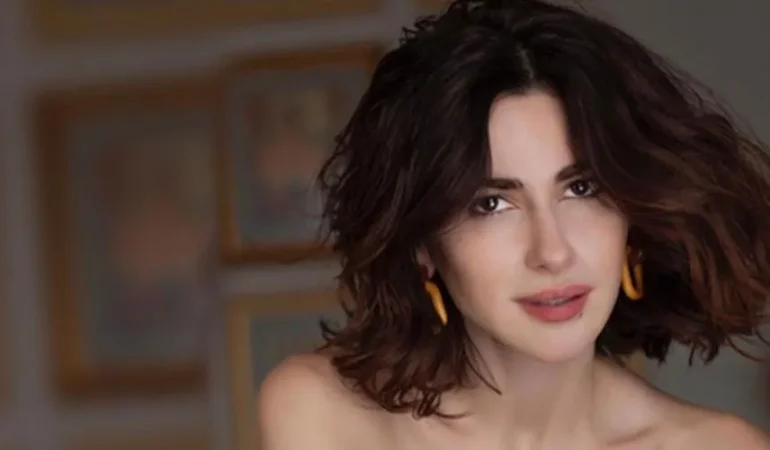 NESRİN CAVADZADE’DEN TRANSPARAN ELBİSESİYLE GÖZ KAMAŞTIRDI