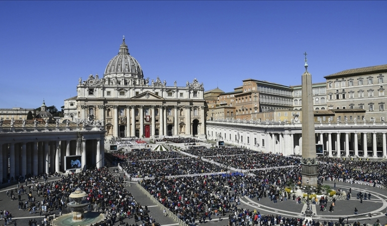 VATİKAN’DA YENİ PAPA İÇİN SEÇİM SÜRECİ BAŞLIYOR