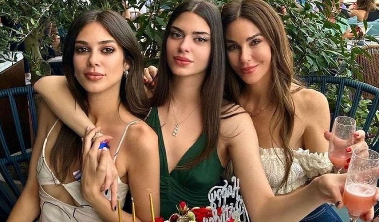 Defne Samyeli ve Kızlarının Nefes Kesen Pozları Sosyal Medyada Gündem Oldu