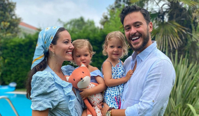 Pelin Akil’in Yeni Saç Stili Yeşilçam Yıldızlarını Aratmadı