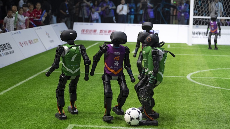 Çin’in İnsansı Robotları Futbol Sahasında: Tam Otonom Maç Büyük İlgi Gördü 3 robofutbol 1