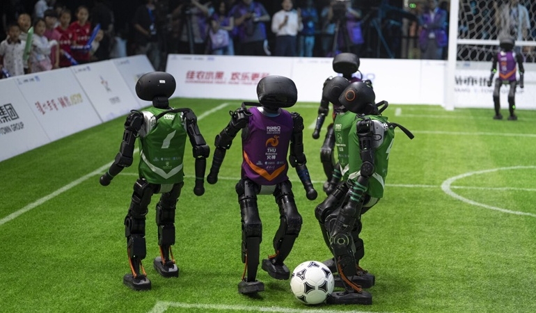 Çin’in İnsansı Robotları Futbol Sahasında: Tam Otonom Maç Büyük İlgi Gördü
