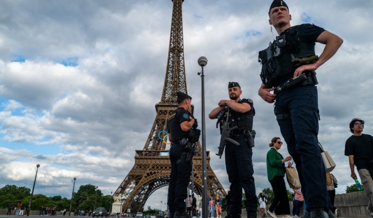 Eyfel Kulesi’nde Kırmızı Alarm: Ziyaretçilere Kapatıldı