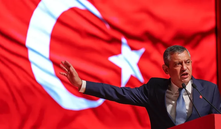 “Anayasa Mahkemesi’nden CHP Kurultayı Başvurusuna Ret: ‘Davada Uygulanacak Kural Yok’ Kararıyla Süreç Asliye Ceza Mahkemesi’nde Devam Edecek”