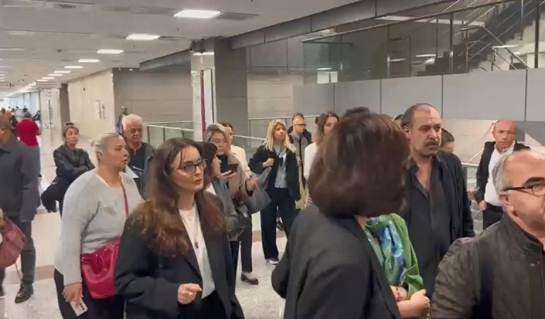 AYŞE BARIM HAKİM KARŞISINDA, ÜNLÜ İSİMLER DESTEK İÇİN ADLİYEDE BİR ARAYA GELDİ