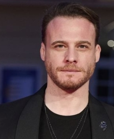 202863-kerem-bursin-in-yeni-aski-fenomen-cikti-68f771e6a9d23