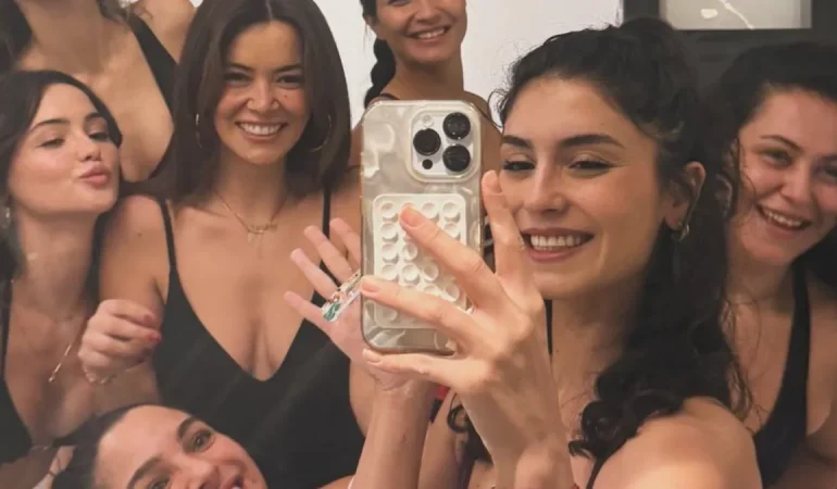 TUBA BÜYÜKÜSTÜN’ÜN PARİS MODA HAFTASI KOMBİNİ SOSYAL MEDYAYI SALLADI