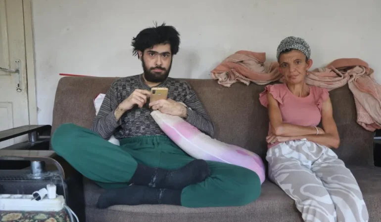 HATAY’DA TELEFON BAĞIMLISI GENÇ: ANNESİ YETKİLİLERE “BENİM ÇOCUĞUMU KURTARIN” DİYOR