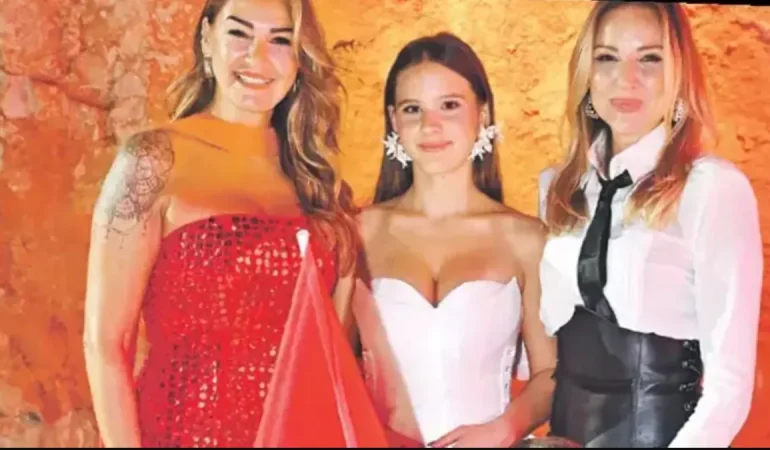 Pınar Altuğ’un Kızı Su İlk Defilede Podyuma Çıktı: Genetik Güzellik Tepki Alanları Aşarak Parladı