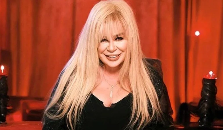 ZERRİN ÖZER’DEN HASTANEDEN DUYGUSAL PAYLAŞIM: “KRİSTALLERİM OYNAMIŞ, HAYAT HAYAT!”