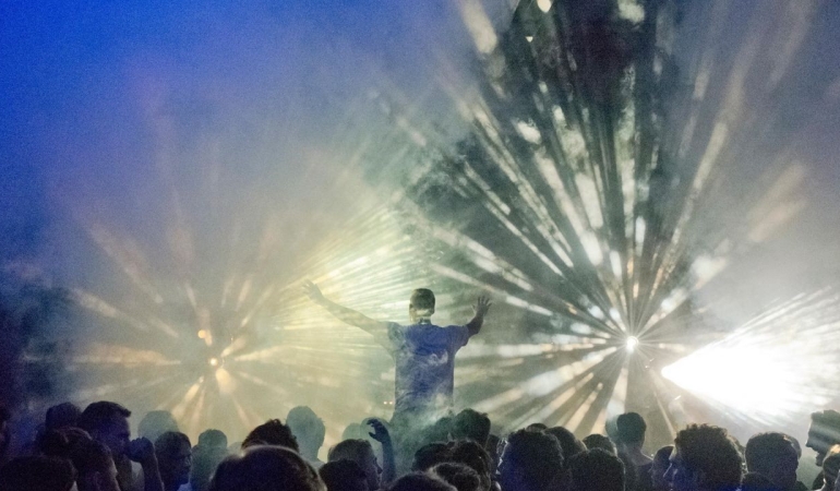 Şöhretin Bedeli: Ünlü Şarkıcılar Neden Hayata Erken Veda Ediyor?