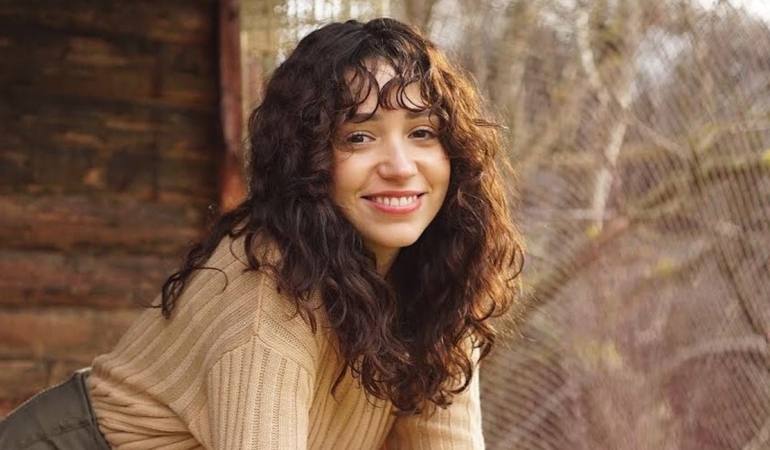 ZEYNEP BASTIK SAHNEDE KIZDI: LAZER TUTAN HAYRANINA SERT TEPKİ VERDİ