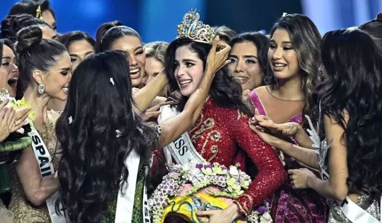 MISS UNIVERSE 2025 SKANDALI BÜYÜYOR: İLK 5’E GİRENLER TAÇLARINI GERİ VERDİ