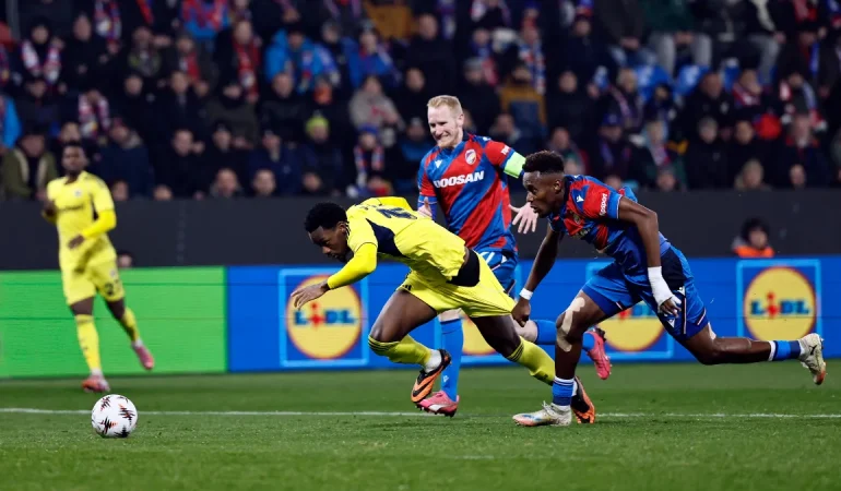 Fenerbahçe’de Penaltı Krizi: VAR İnceledi, Hakem İzledi Ama Vermedi! Taraftarlar Öfkeli: “Adalet Nerede?”