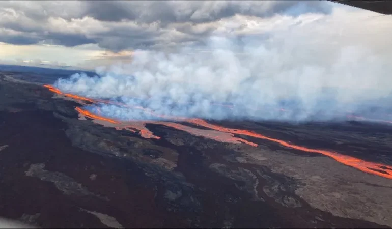 KILAUEA YANARDAĞI YENİDEN LAV PÜSKÜRTÜYOR
