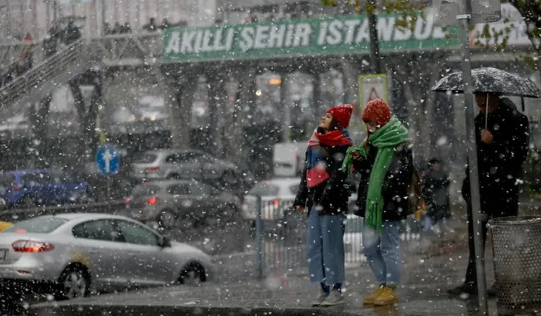 İSTANBUL’A KAR GELİYOR: SOĞUK HAVA VE KAR BEKLEYİŞİ BAŞLADI