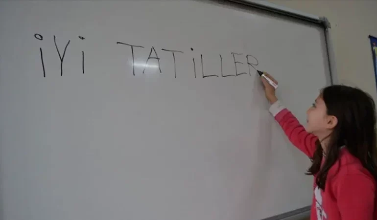 OKULLARDA ARA TATİLLERİN GELECEĞİ MERAK KONUSU: DÜZENLEME KAPIDA MI?