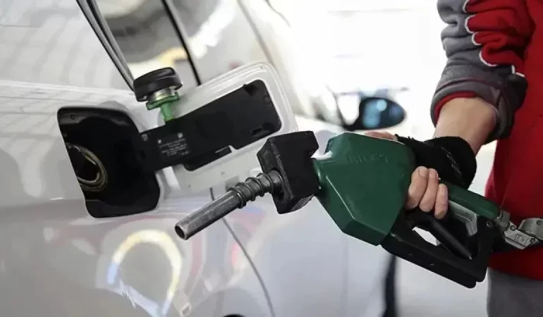 PETROL FİYATLARI DÜŞTÜ, AKARYAKITTA İNDİRİM BEKLENTİSİ YÜKSELİYOR