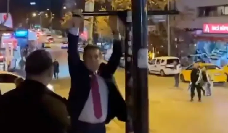 MUSTAFA SARIGÜL’DEN GÖRÜNTÜLER: “KIZILAY” TABELASINA ASILDI, SOSYAL MEDYADA BÜYÜK YANKI UYANDIRDI