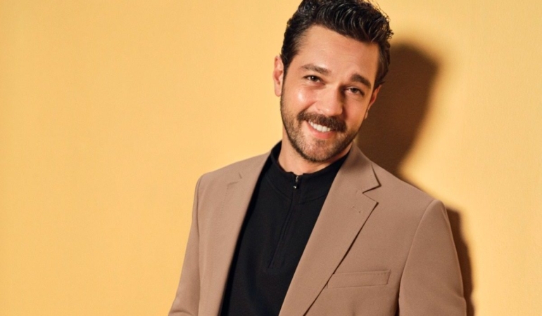 ÜNLÜ OYUNCU FURKAN ANDIÇ KATAR’DAN PAYLAŞTI: FORMULA 1 HEYECANI SOSYAL MEDYAYI SALLADI